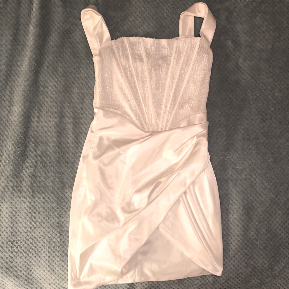 White dress - Picture 1 of 2